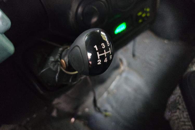 Used Iveco Power Daily 2012 2.5T-A32 Base Version Gear Lever
