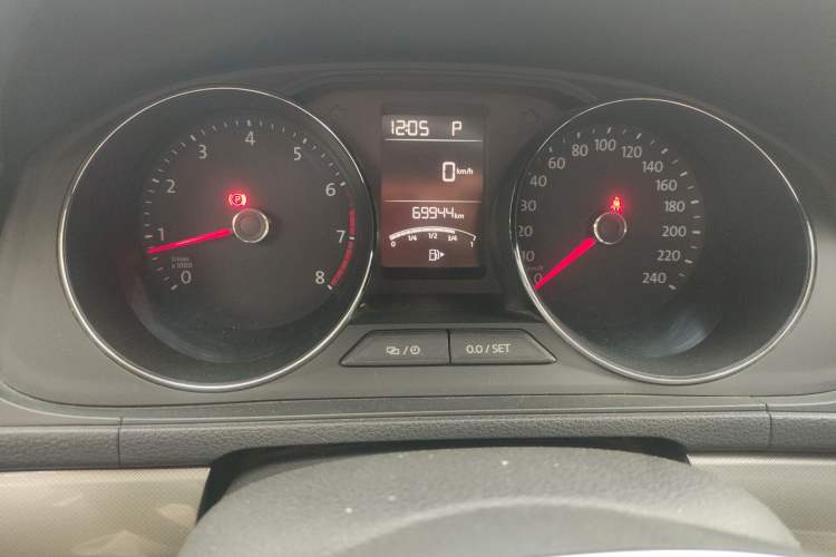 Used Volkswagen Lavida 2015 1.6L Automatic Comfort Edition Instrument Cluster