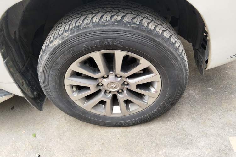Used Toyota Prado 2018 3.5L Automatic TX-L with Rear-Mounted Spare Tire Right Front Wheel Hub
