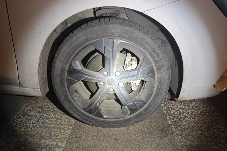 Used Roewe i6 MAX 2020 300TGI Automatic Supreme Edition with Cool Sunroof and Advanced Driving Features Right Front Wheel Hub