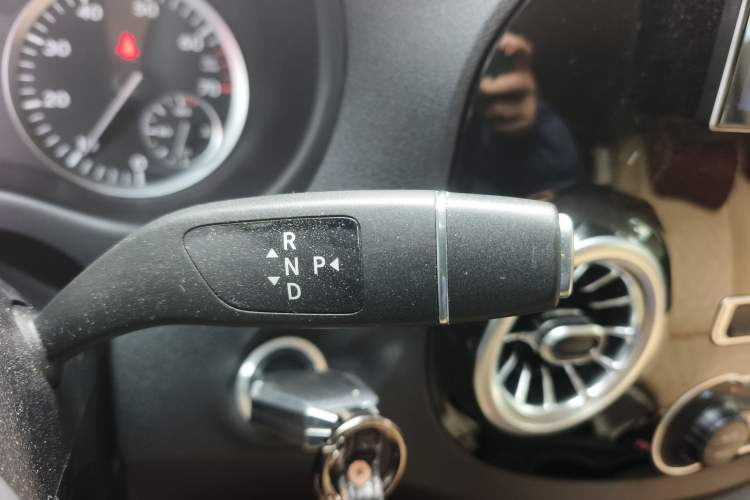 Used Mercedes-Benz Vito 2018 2.0T Elite Version 7 Seats China VI Emission Standard
