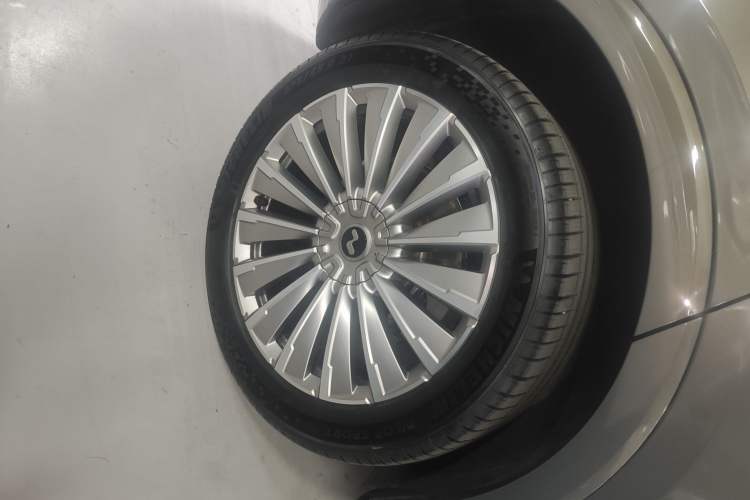 Used ONVO Luxeed L90 2025 Model—Ultra Six-Seater Version Exterior 5