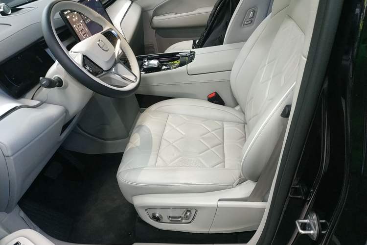 Used Volvo EM90 2025 Ultra Six-Seater