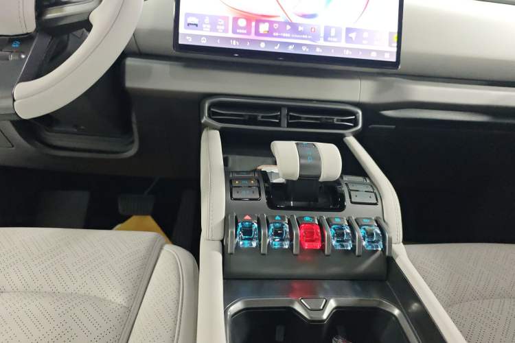 Used Formula Leopard Titanium 3 2025 501KM All-Wheel Drive Intelligent Driving Ultra Version Gear Lever