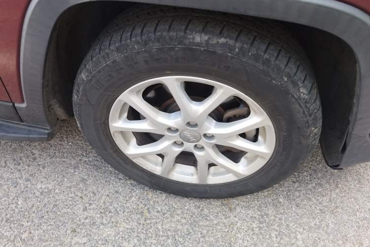 Used Jeep Cherokee 2016 2.0L Superior Edition Right Front Wheel Hub