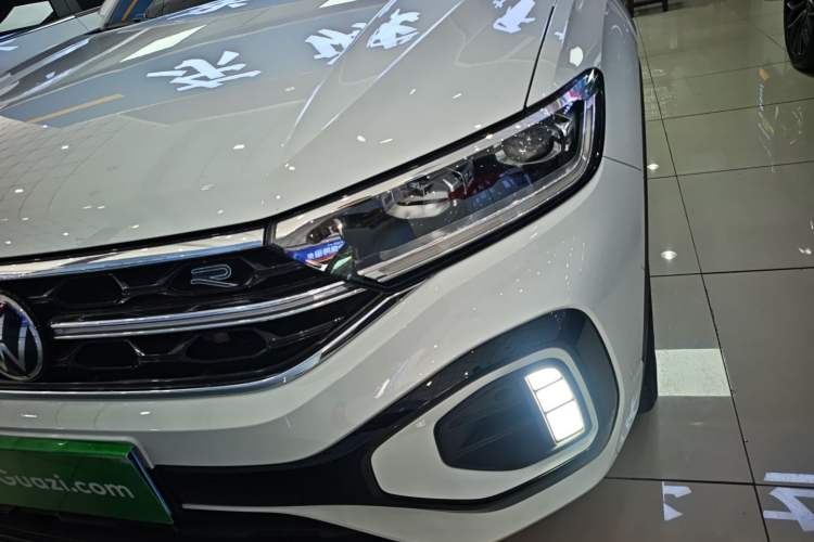 Used Volkswagen T-ROC 2023 300TSI DSG Two-Wheel-Drive Chen Guang Edition
