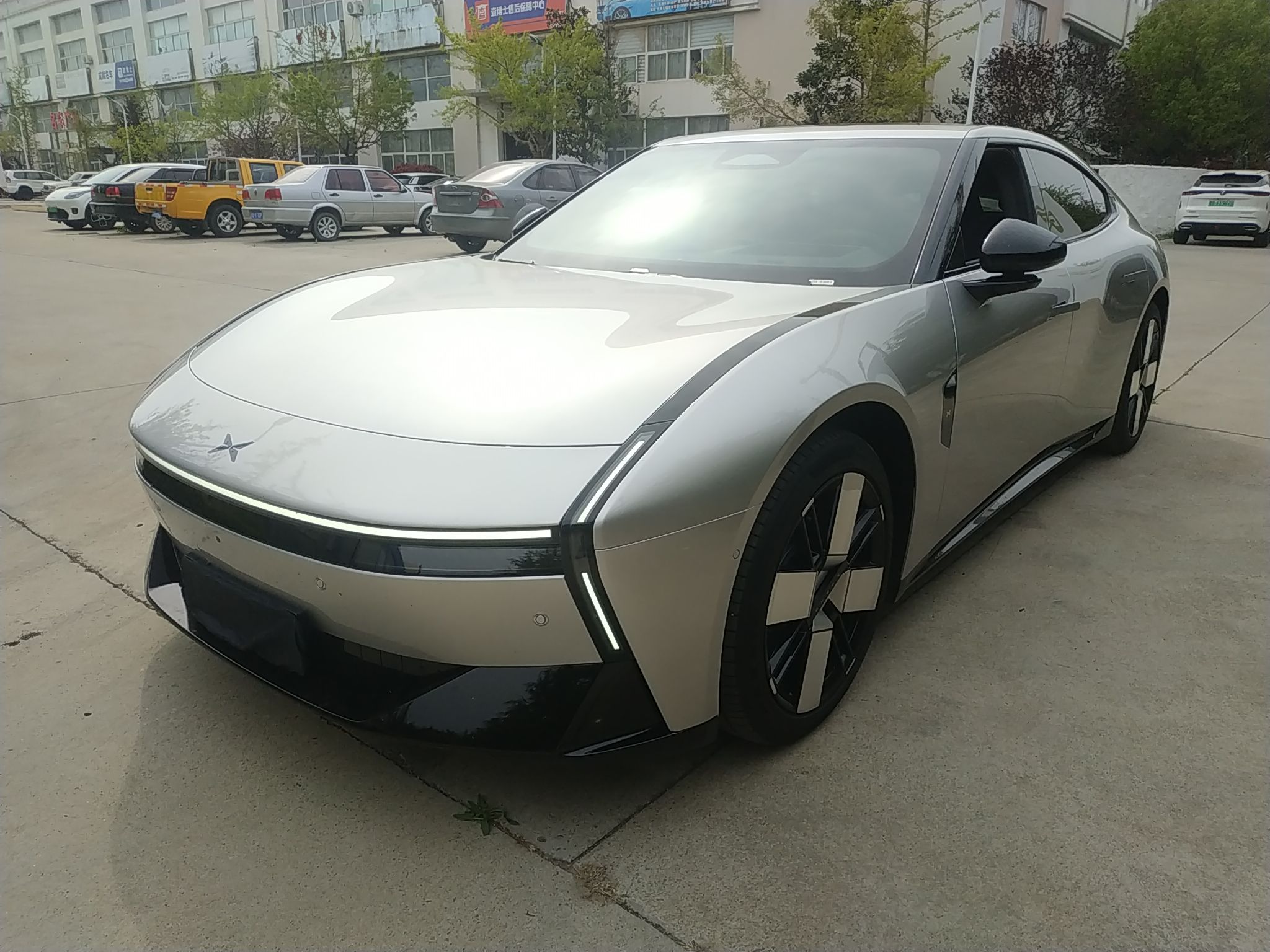 Под передней частью автомобиля