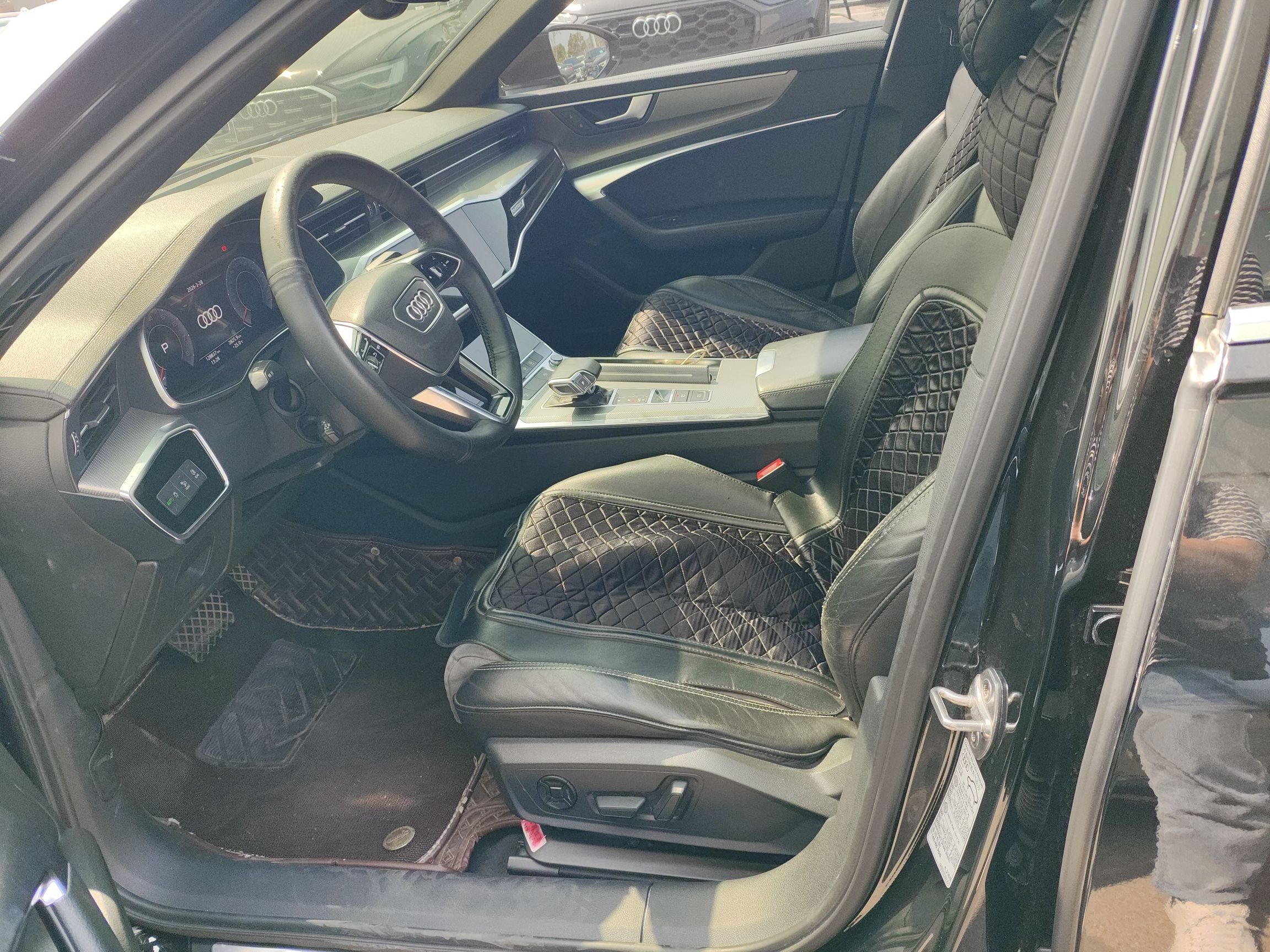 المقاعد الأمامية داخل السيارة