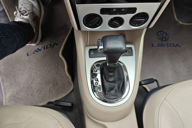 Used Volkswagen Lavida 2011 1.6L Automatic Premium Edition
