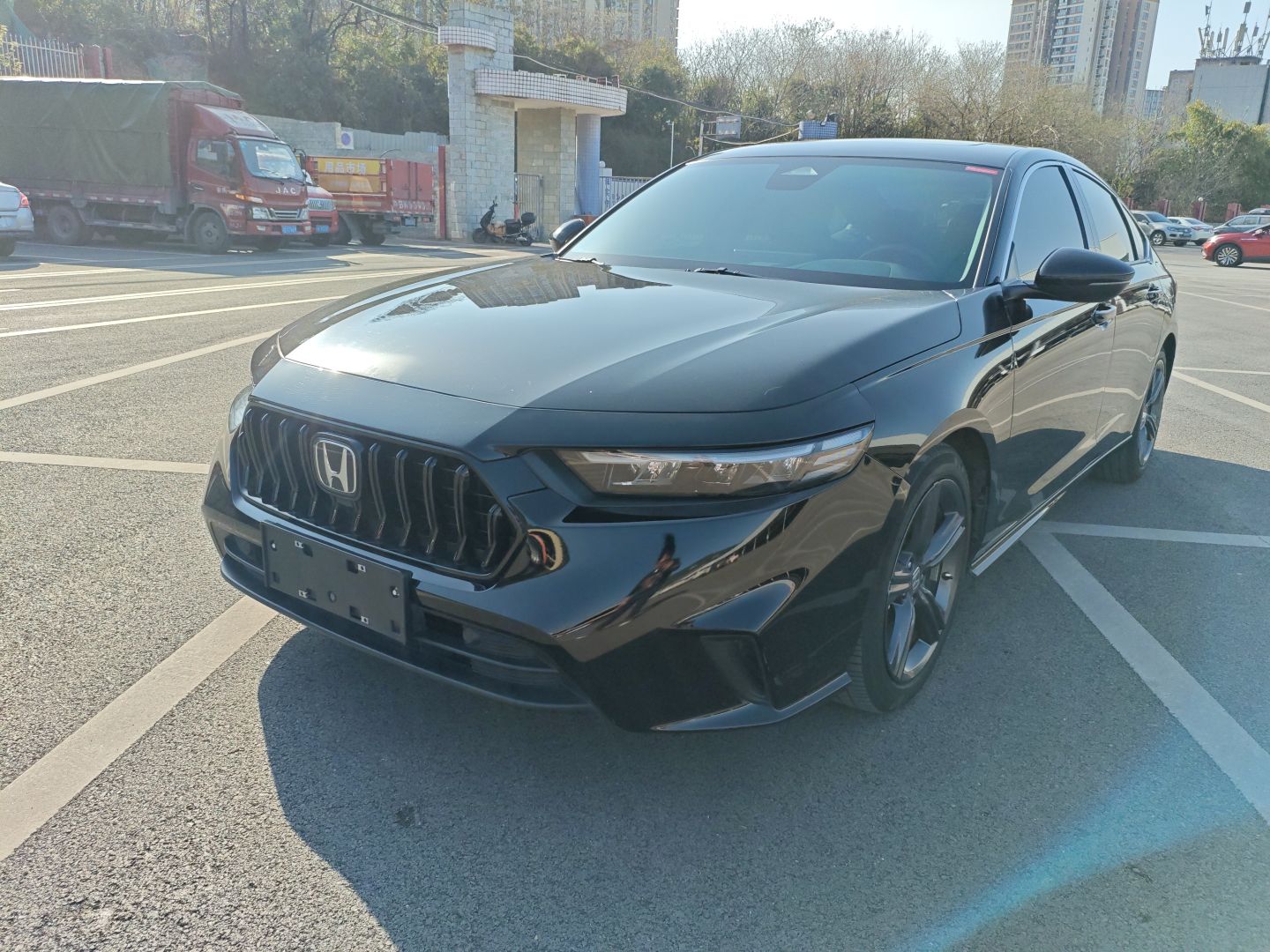 تحت مقدمة السيارة