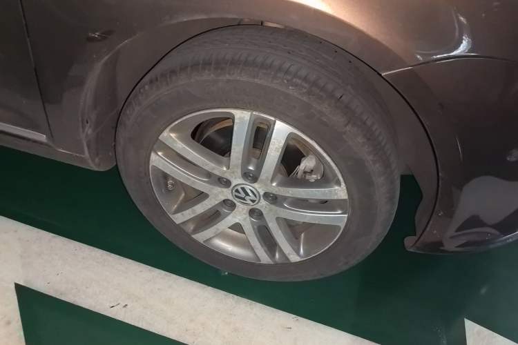 Used Volkswagen Touran 2011 1.4T DSG ZhiZhen Edition 5 Seats Right Front Wheel Hub