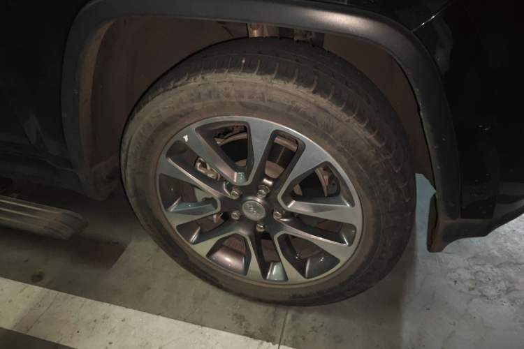 Used Jeep Grand Cherokee 2017 3.0L Comfort Navigation Edition Right Front Wheel Hub