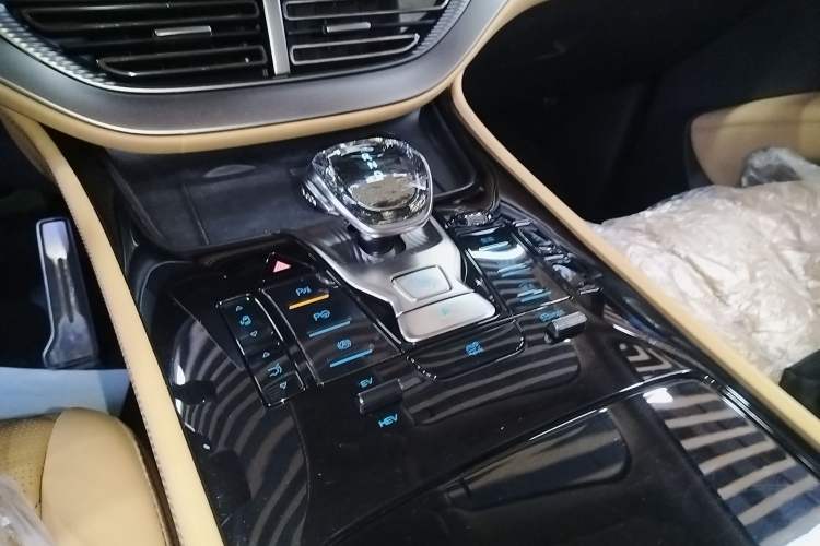 Used Denza D9 2025 DM-i Intelligent Drive 1020 Four-Wheel Drive Flagship Model