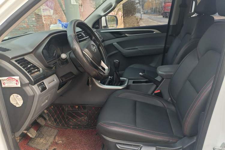 Used SAIC MAXUS T60 2017 2.4L Gasoline Manual Transmission 4x4 High Ground Clearance Comfortable Standard Cabin