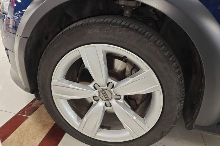 Used Audi A4 2014 40 TFSI allroad quattro plus version Left Front Wheel Hub