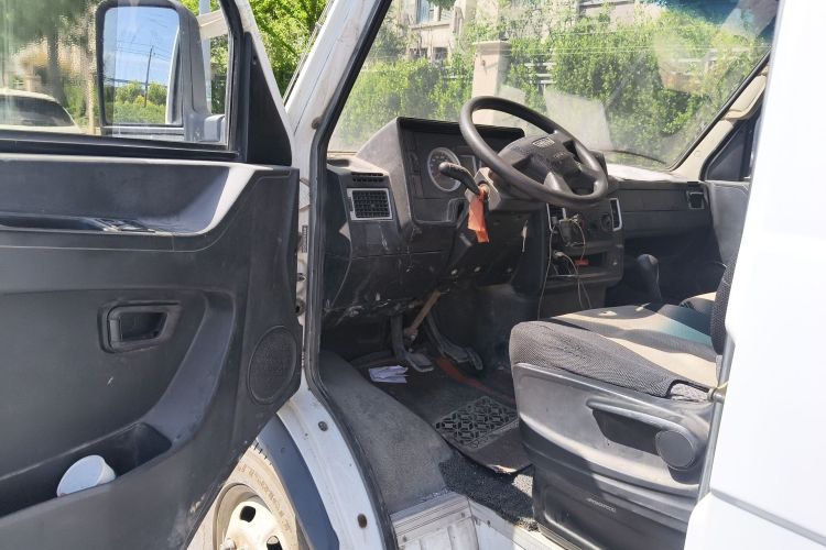 Used Iveco Daily 2020 2.5T A35 Passenger Van with Dual Tires Low Roof 5-9 Seats China V Emission Standard Driver Seat