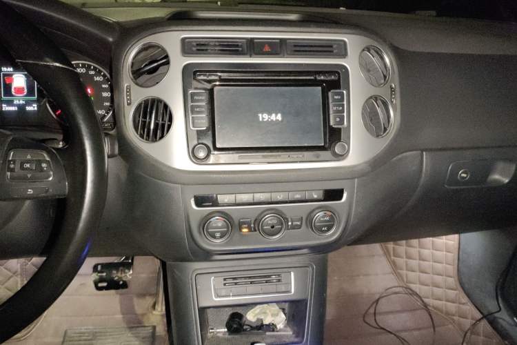 Used Volkswagen Tiguan 2015 1.8TSI Automatic Two-Wheel Drive Luxury Model Audio And AC Panel