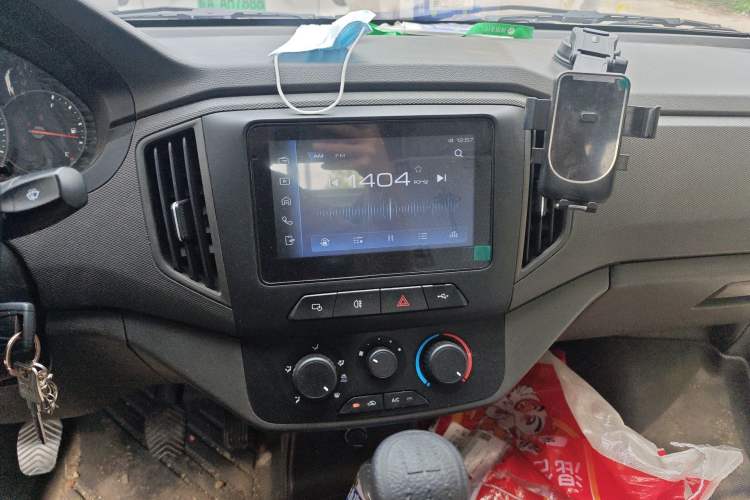 Used Wuling Rongguang New Truck 2024 2.0L Double-Cab Extra-Long Version with Dual Rear Wheels – Base Model Audio And AC Panel