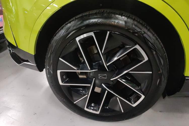 Used Avatr 11 2023 HarmonyOS Version Smart Enjoyment Upgrade Model 90-Degree Rear-Wheel Drive Edition Right Rear Wheel Hub