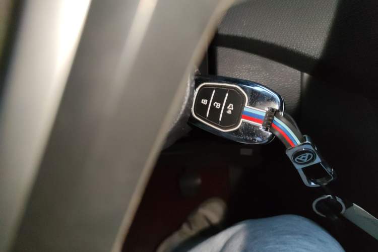 Used SAIC MAXUS T70 2019 2.0T Diesel Manual Two-Wheel Drive Comfort Version with Long Body and High Ground Clearance
