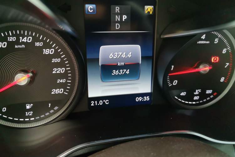 Used Mercedes-Benz GLC 2019 GLC 260 4MATIC Luxury Model Odometer Close Up