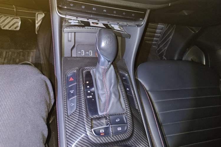 Used MG HS 2018 30T Automatic Two-Wheel Drive Trophy Edition—High-Octane V-Model Gear Lever