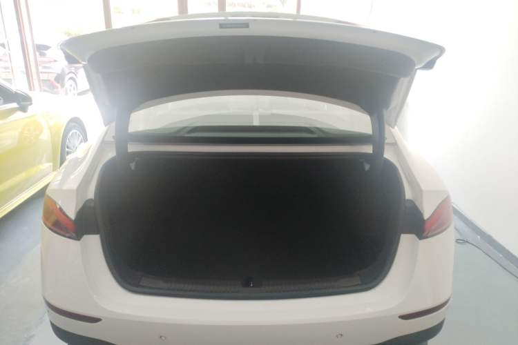 Used Roewe D7 2023 DMH 125km Flagship Edition Trunk