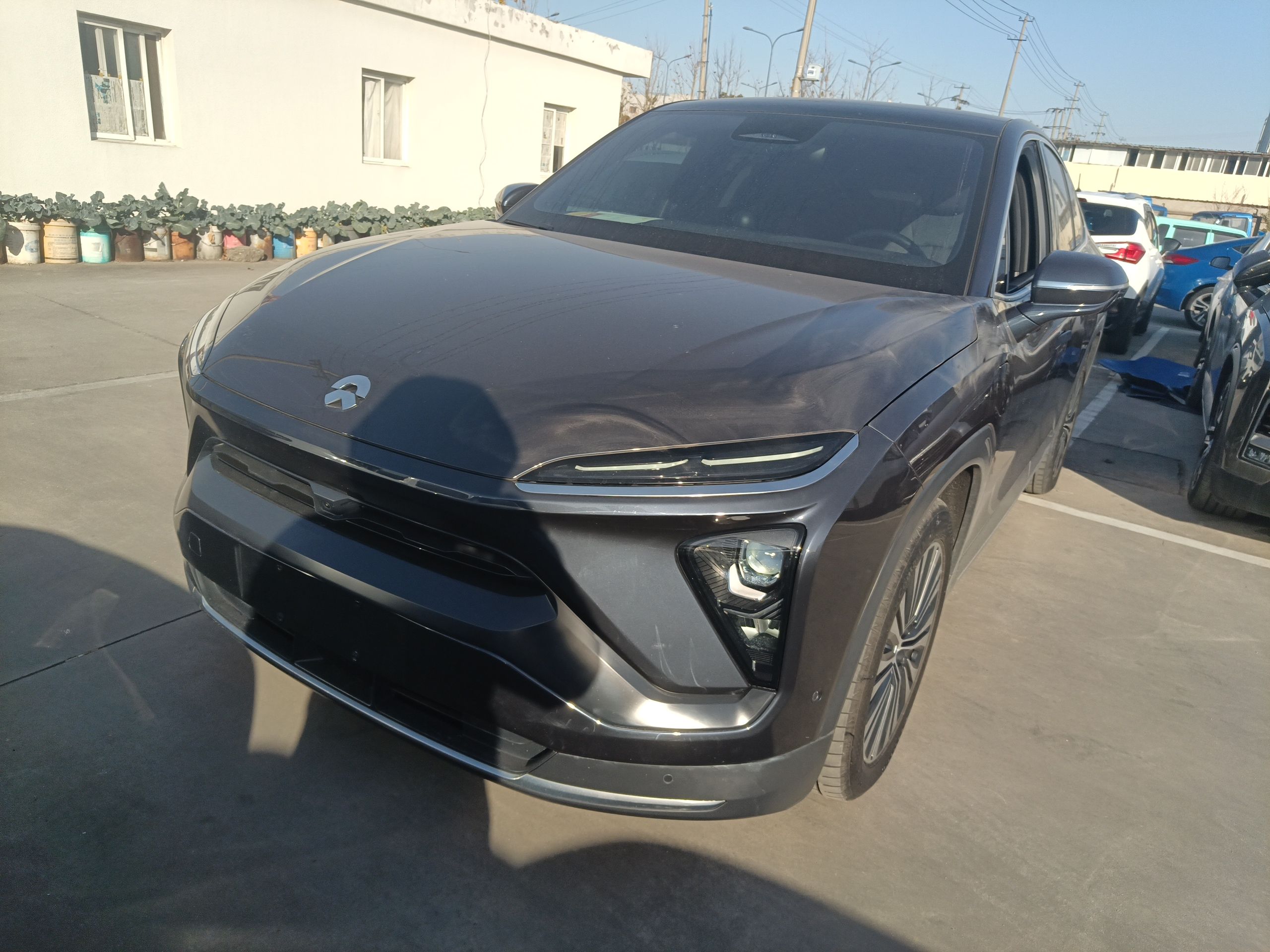 Под передней частью автомобиля