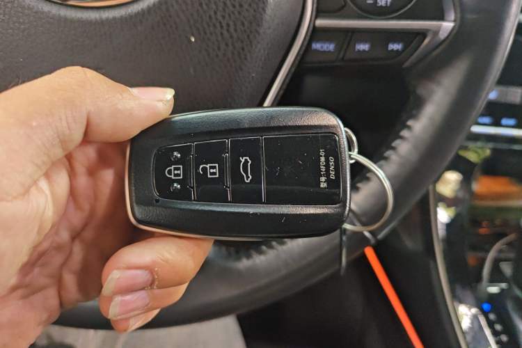 Used Toyota Avalon 2019 Dual-Engine 2.5L XLE Prestige Version China VI Standard