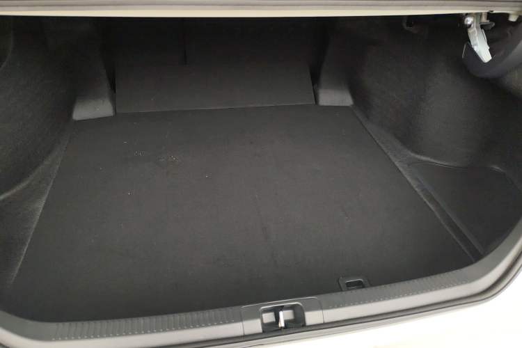 Used Toyota Camry 2026 Model Dual-Engine 2.0HSE Sport Lite Edition Trunk