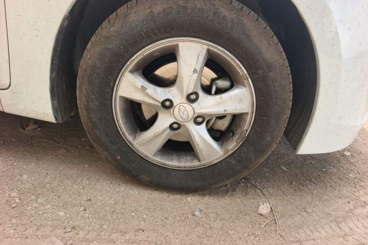 Used Hyundai Verna (older generation) 2014 1.4L Automatic Smart GLS Right Front Wheel Hub