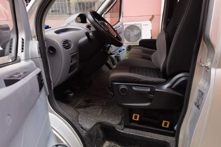 Used SAIC MAXUS Xintu V80 2018 2.5T 6-Speed Manual Aoyuntong Short Wheelbase Mid-Height 5-6 Seater Left Front Seat