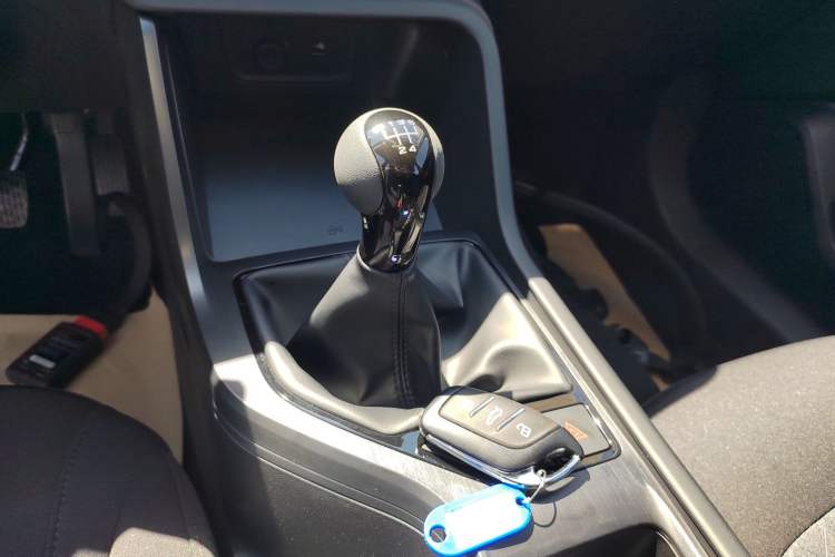 Used Roewe i5 2026 Model 1.5L Manual Comfort Version Gear Lever