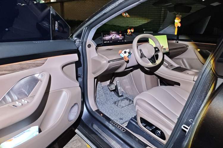 Used Hima Luxeed R7 2025 Range-Extended Version 251 km Max Driver Seat