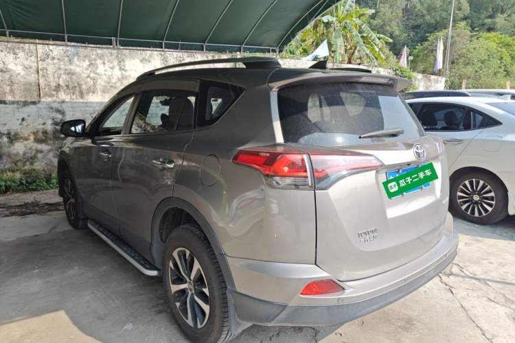 Used Toyota RAV4 2019 2.0L CVT Two-Wheel Drive Luxury Version China VI Standard
