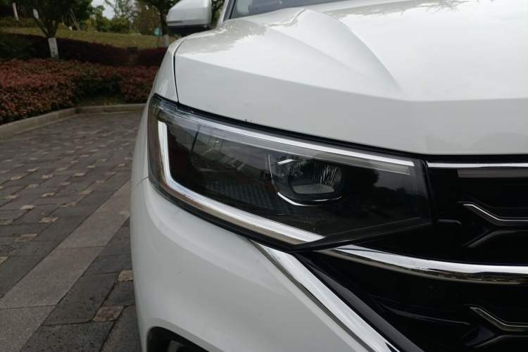 Used Volkswagen Tayron 2023 330TSI Two-Wheel-Drive Luxury Plus Advanced Version Right Front Headlight