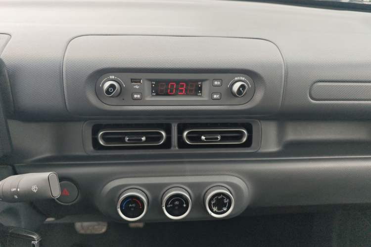 Used Wuling Zhiguang New Energy 2025 Standard Model Audio And AC Panel