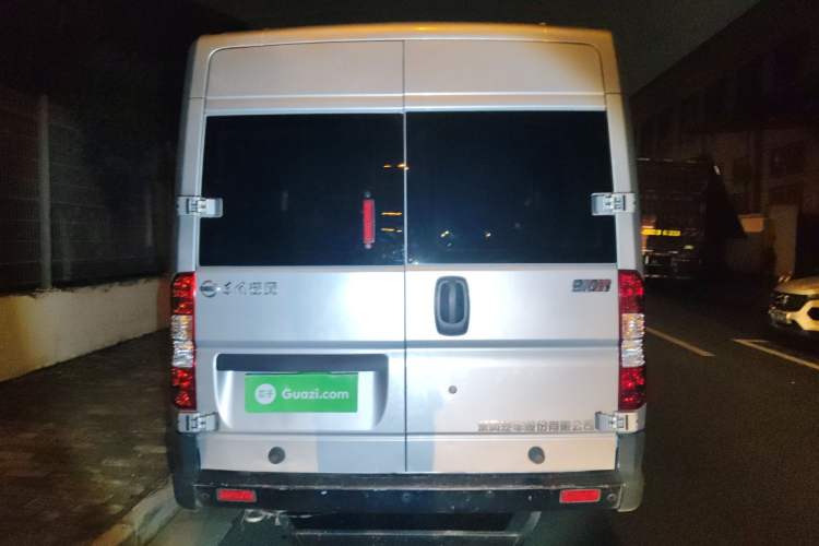 Used Dongfeng Yufeng 2021 2.0T Power King Front-Drive Logistics Vehicle Long Wheelbase Mid-Roof Design 6–9 Seats China VI Emission Standard ZD20