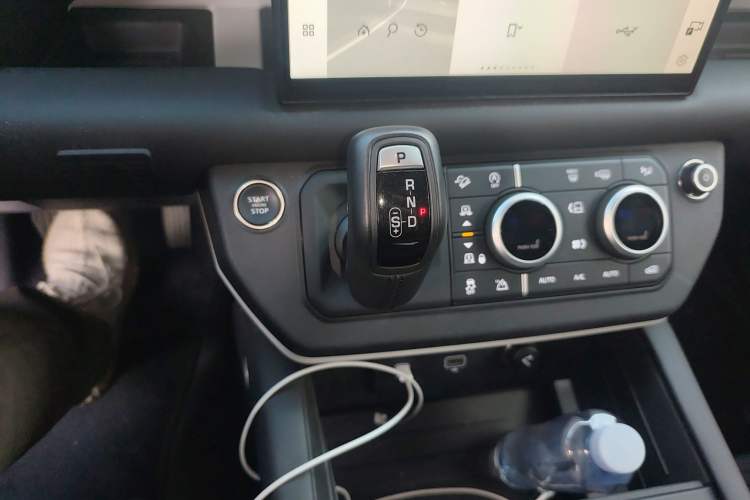 Used Land Rover Defender 2023 Facelift 90 3.0T P400 XS Gear Lever