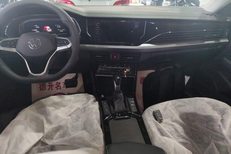 Used Volkswagen Passat 2026 Model, Outstanding 380TSI Longteng Edition Audio And AC Panel