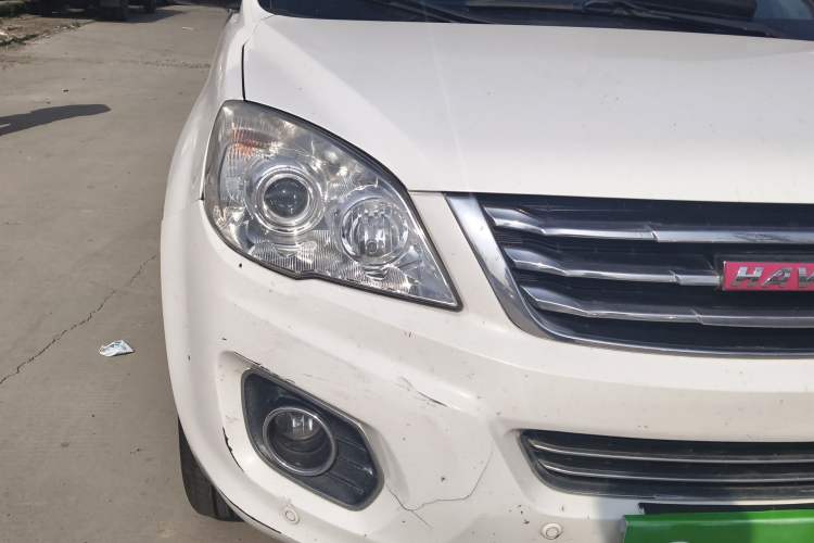 Used Haval H6 2013 Upgraded Model 1.5T Manual Two-Wheel Drive Elite Version Right Front Headlight