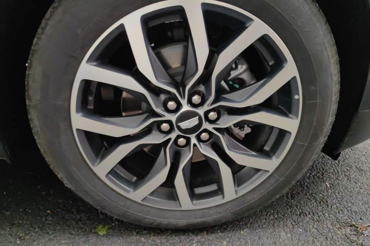 Used Cadillac XT5 2022 2.0T Four-Wheel Drive Luxury Version (Hummingbird Edition) Right Front Wheel Hub