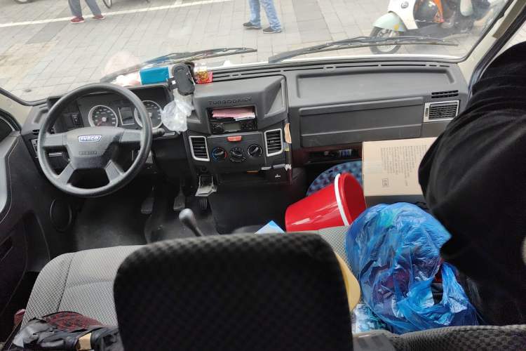 Used Iveco Daily 2020 2.5T A35 Passenger Van Single-Tire Mid-Roof Design 5-9 Seats China V Emission Standard