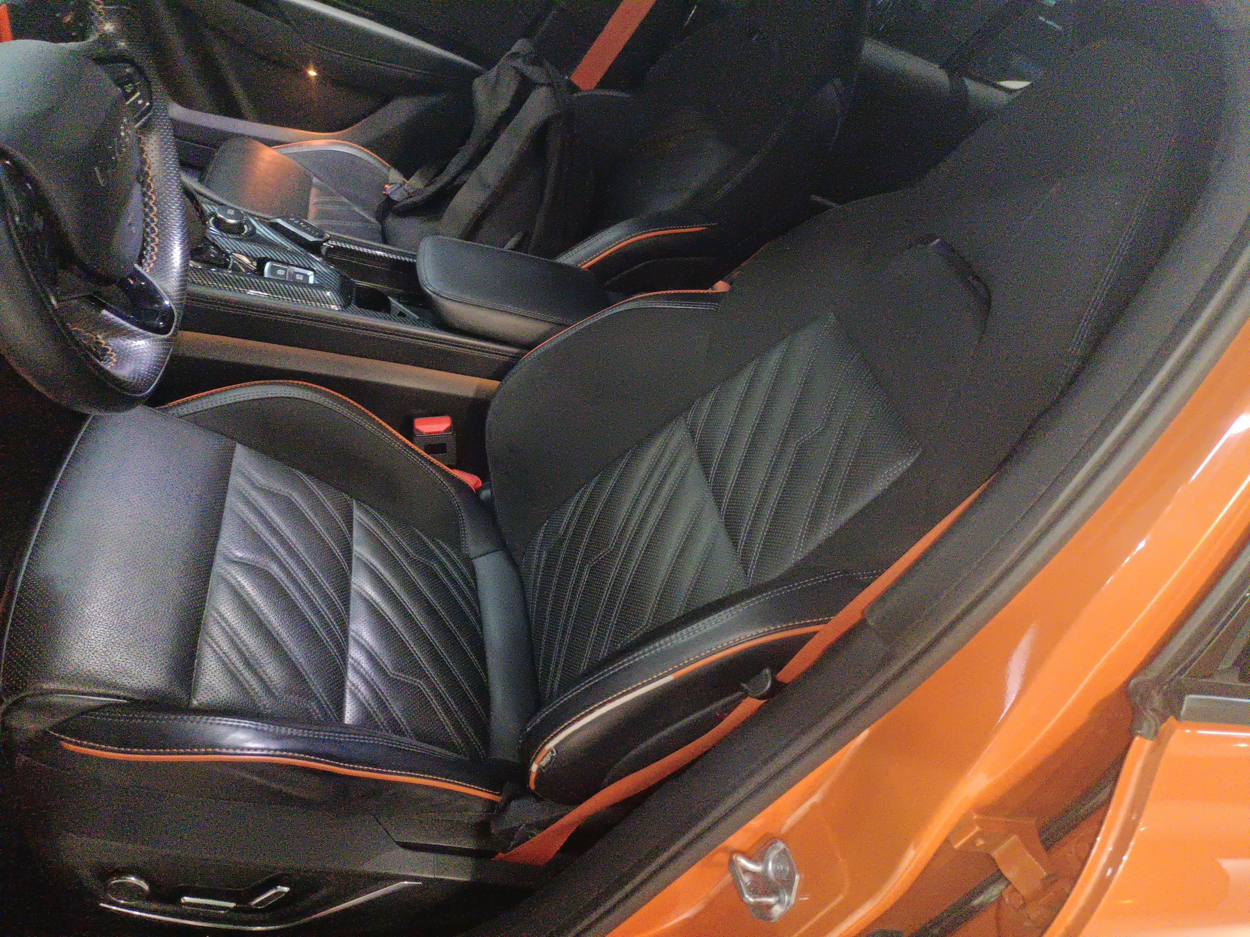 المقاعد الأمامية داخل السيارة