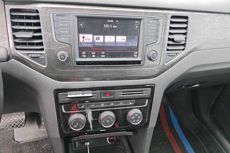 Used Volkswagen Golf Sportsvan 2016 280TSI Automatic Luxury Model Audio And AC Panel