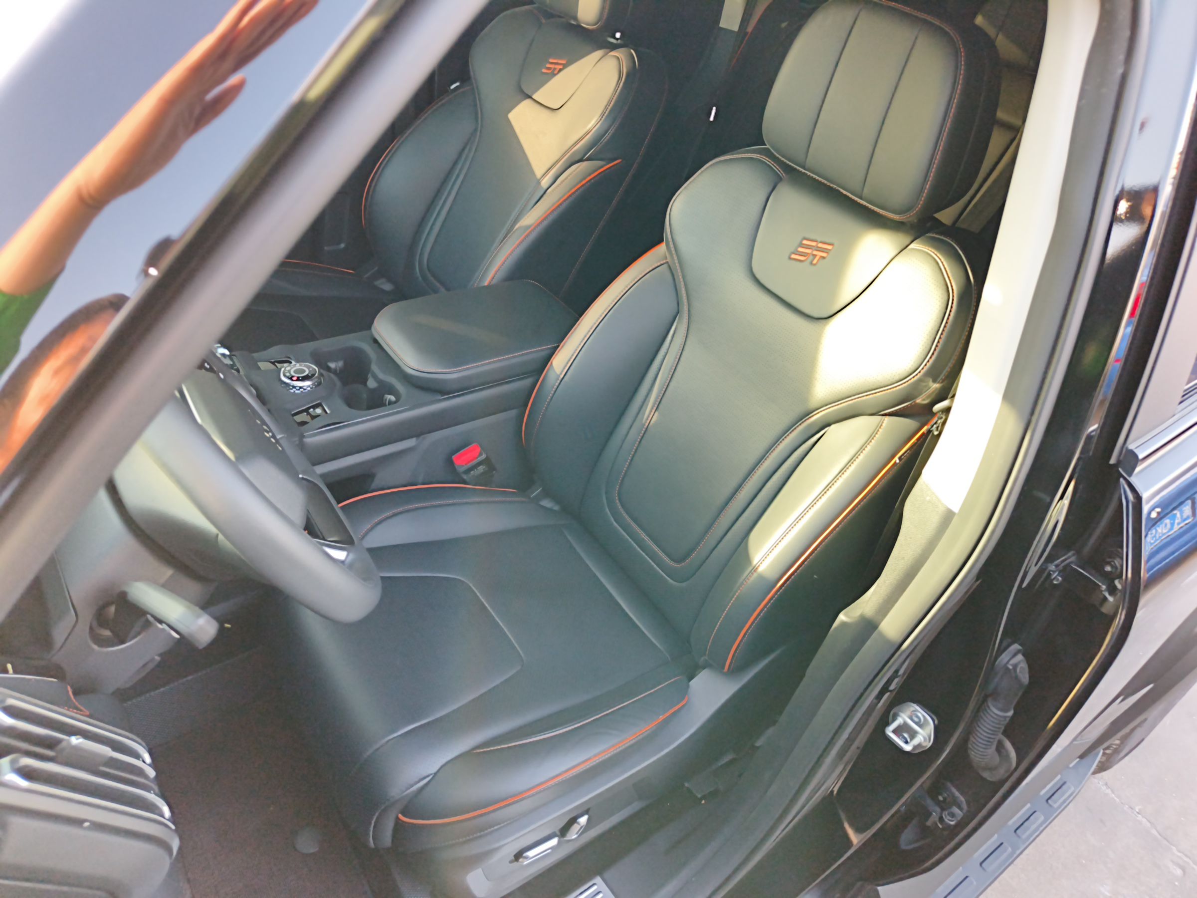 المقاعد الأمامية داخل السيارة