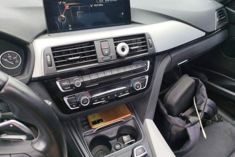 Used BMW 3 Series 2016 320i M Sport Audio And AC Panel