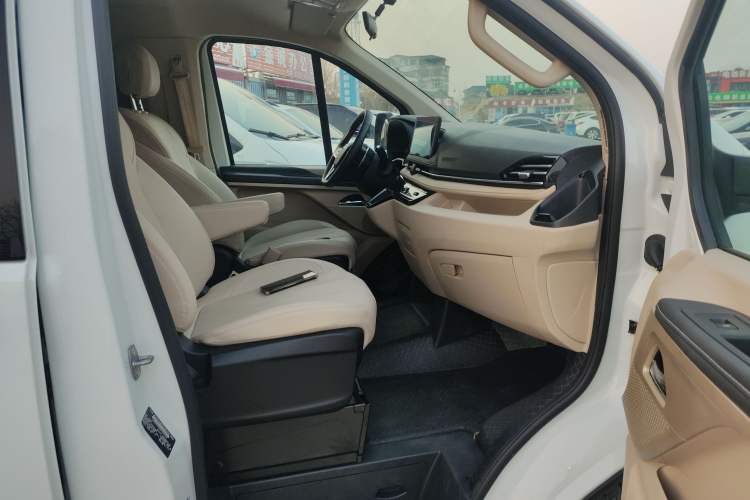 Used SAIC MAXUS Xintu V70 2025 2.0T Automatic Long Wheelbase Low-Roof Luxury 7-Seater
