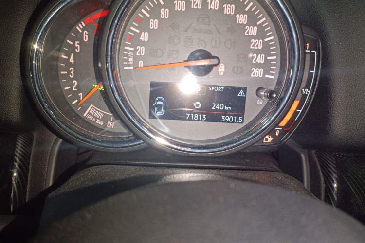 Used MINI Countryman 2018 2.0T COOPER S ALL4 Artist Odometer Close Up