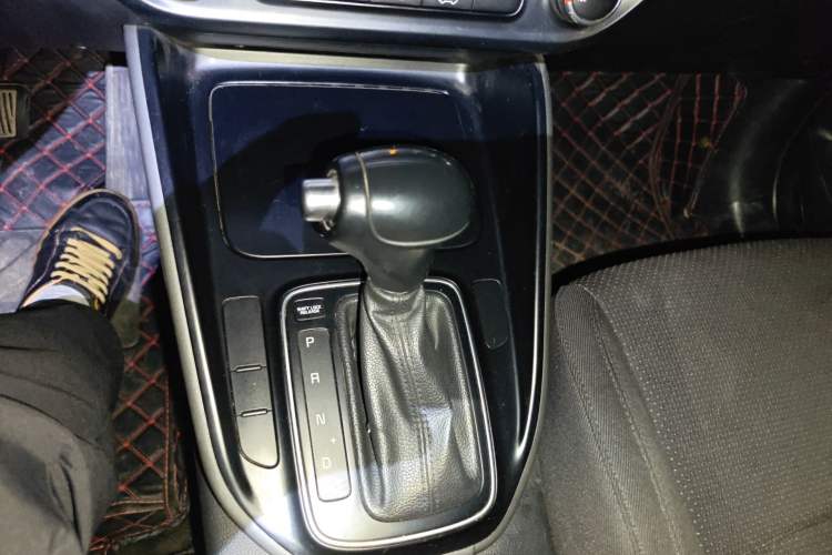 Used Kia Carens 2013 2.0L 7-Seater Automatic Standard Version China IV Standard Gear Lever